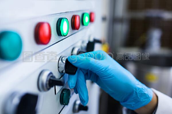 手用手套转动机器的按钮